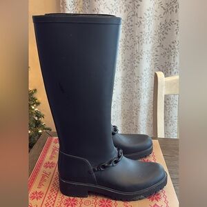 Women’s size 10 black rubber coach boots d1